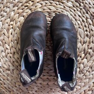 Blundstone kids leather boots brown with floral elastic. Size 1